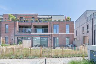 Welkom in dit ruime en lichte recente appartement, ideaal gelegen in de dorpskern van Heffen. Dit moderne appartement op de 1e verdieping biedt...