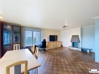<p><span>Het appartment is in optie.</span></p><p><span> </span></p><p><span>Welkom in dit ruim lichtrijk hoekappartement gelegen in Berchem, een aangename wijk met groen in de buurt en gemakkelijke verbindingen naar het centrum van de stad. Deze woning heeft 2 slaapkamers en 1 badkamer en biedt een comfortabele, praktische indeling met veel potentieel om naar eigen smaak af te werken.</span></p><p><span> </span></p><p><span>Bij binnenkomst valt de ruime inkomhal op, die leidt naar een grote woonkamer waar daglicht volop binnenstroomt. De living vormt een gezellige leefruimte met voldoende plaats voor een zithoek én een aparte eetruimte. Een sfeervolle haard voegt karakter toe, ideaal voor knusse avonden thuis.</span></p><p><span> </span></p><p><span>De keuken is functioneel en ruim, voorzien van voldoende opbergruimte en werkblad. Vanuit de keuken geniet je van natuurlijk licht en een aangename kijk op de omgeving. De keuken dient opgefrist/vernieuwd te worden. </span></p><p><span> </span></p><p><span>De twee slaapkamers bieden flexibiliteit: gebruik ze als slaapvertrekken, kinder- of logeerkamers, of creëer een thuiskantoor met een rustige werkomgeving. De op te frissen badkamer is praktisch ingericht en onderhoudsvriendelijk.</span></p><p><span> </span></p><p><span>Rondom de woning bevindt zich een groene omgeving met uitzicht op bomen en parkachtige ruimtes, wat bijdraagt aan een ontspannen leefgevoel. Parkeren kan op de vaste staanplaats buiten. De buurt biedt diverse faciliteiten zoals winkels, openbaar vervoer en andere voorzieningen.</span></p><p><span> </span></p><p><span>Samengevat: dit appartement combineert ruimte, licht en gemak in een geliefde buurt van Berchem. Het is een uitstekende kans voor starters, gezinnen of wie op zoek is naar een ruime woning met potentieel om naar eigen stijl te renoveren. Neem vandaag nog contact op voor een bezichtiging. Voor de deur start het ringfietspad.</span></p>