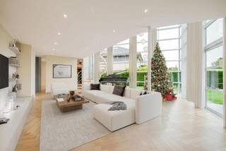 <p><strong>Ben je op zoek naar een comfortabele gezinswoning met vier slaapkamers? Of heb je nood aan extra ruimte voor een vrij beroep of thuiswerk? Deze architecturale villa in Merelbeke biedt het allemaal.</strong></p>
<p><strong>LIGGING<br /></strong>Deze stijlvolle villa is gelegen in een uiterst rustige, kindvriendelijke en doodlopende straat in Merelbeke. De omgeving is groen en residentieel, waardoor rust en privacy gegarandeerd zijn. Toch geniet je hier van een uitstekende bereikbaarheid dankzij de vlotte verbinding naar het centrum van Merelbeke, Gent en de E40/E17. In de directe omgeving vind je scholen, winkels, sport- en ontspanningsfaciliteiten én de prachtige Scheldevallei. Voor gezinnen die waarde hechten aan comfort en levenskwaliteit is dit de ideale plek. Dankzij de vele wandel- en fietsroutes in de buurt kan je bovendien op elk moment genieten van de natuur, zonder in te boeten aan praktische voorzieningen.</p>
<p><strong>INDELING<br /></strong>Deze instapklare woning, ontworpen door <strong>ABS Bouwteam (2008)</strong>, straalt kwaliteit en wooncomfort uit door haar hoogwaardige afwerking. Bij binnenkomst word je ontvangen in een ruime inkomhal met ingemaakte vestiairekasten en gastentoilet. Aansluitend bevindt zich een veelzijdige ruimte die perfect dienst kan doen als bureau, praktijkruimte voor een vrij beroep of hobbykamer. De lichtrijke leefruimte vormt het hart van de woning: grote raampartijen en een indrukwekkende vide zorgen voor een overvloed aan daglicht en een prachtig zicht op de tuin. De hoge plafonds creëren een gevoel van luxe en openheid. In de leefruimte zijn voorzieningen aanwezig voor het plaatsen van een gashaard en airco.<br />De volledig uitgeruste keuken sluit naadloos aan en is praktisch ingedeeld en voorzien van alle comfort. Verder op het gelijkvloers bevinden zich een handige wasplaats, een koele berging, een eerste badkamer (met douche en wastafel) en een zeer ruime garage. Op de eerste verdieping zijn er <strong>vier volwaardige slaapkamers</strong>, waarvan één met dressing. Daarnaast vind je hier een tweede toilet en een royale badkamer (2015), uitgerust met ligbad, inloopdouche en dubbele wastafel. Buiten kan je volop genieten van de <strong>westgerichte tuin</strong> met terras. Extra troeven zijn de carport, het tuinhuis met aanbouw en ruime parkeergelegenheid voor meerdere wagens.</p>
<p><strong>TROEVEN</strong></p>
<ul>
<li>Energiezuinige woning (EPC B)</li>
<li>Nieuwe gascondensatieketel (2023)</li>
<li>Regenwaterput van 10.000 l (aangesloten op toiletten en buitenkranen)</li>
<li>Elektrische installatie conform AREI</li>
<li>Multifunctionele ruimte op het gelijkvloers, ideaal voor thuiswerk of vrij beroep</li>
<li>Meerdere kabel- en ethernetpunten in leefruimtes en slaapkamers</li>
</ul>
<p><strong>Voor meer info of een bezoek:</strong><br /><em>Stéphanie Eeckhout – 0472 13 28 79</em></p>