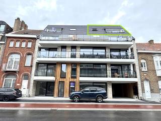 Knap nieuwbouwappartement met garage. <br />Dit appartement is gelegen op de 4de verdieping van de Residentie Albert en is gloednieuw, alles net geschilderd en instapklaar. <br /><br />Het appartement beschikt over een inkomhal met gastentoilet. Een gezellige woonkamer met veel lichtinval. Keuken voorzien van alle toestellen en zeer praktisch ingericht. <br />Ruim terras aan de straatkant met een mooi open zicht. Hier geniet je vooral in de namiddag en de avond van de zon. <br /><br />Badkamer met douche en dubbel lavabomeubel. Aansluiting voor wasmachine in de badkamer. <br />Ruime slaapkamer. <br /><br />Het appartement beschikt over een gerieflijke berging op de 3de verdieping. Deze bereik je gemakkelijk via de binnentrap van het appartement of via zelfs via de lift. <br /><br />Garagebox nummer 3 achteraan het gebouw in de huurprijs inbegrepen. <br />Vrij vanaf 15/12. <br />