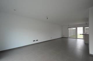 Deze energiezuinige woning combineert hedendaags comfort met een hoogwaardige afwerking.Op het gelijkvloers bevindt zich een inkomhal met...