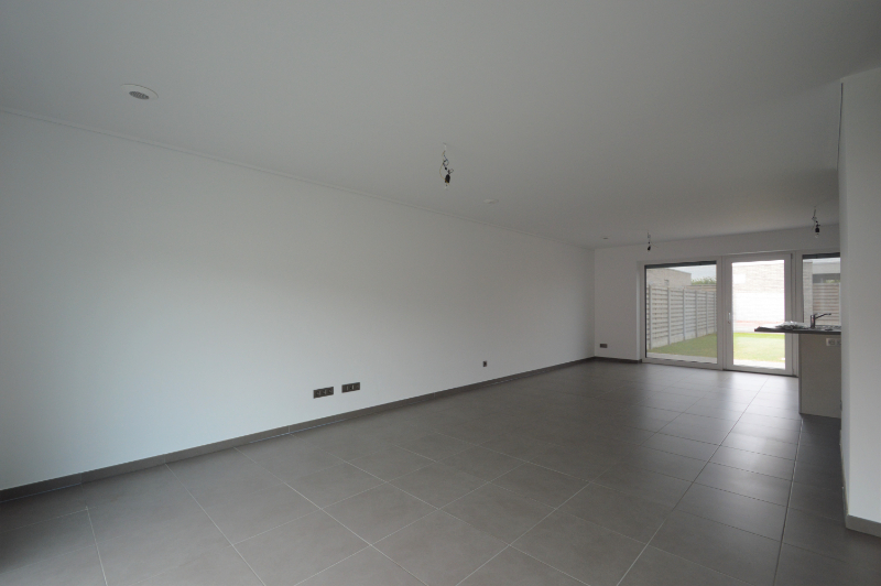 Recente lage-energiewoning met mooie tuin en garage - photo 3