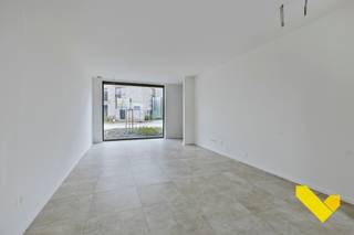 <span>Ontdek deze hedendaagse nieuwbouwwoningen gelegen in de Burgemeester Steyaertstraat.</span>
<p><strong>Troeven:<br /></strong>- Kwalitatieve afwerking met een uitzonderlijk laag E-peil<br />- Hoogwaardige isolatie en innovatieve technieken<br />- Warmtepomp (lucht-water)<br />- Zonnepanelen<br />- Ventilatiesysteem type D<br />- Regenwaterrecuperatie, aangesloten op de buitenkraan en beide toiletten<br />- Volledig afgewerkt met aangelegde tuin, carport en berging<br />- 6% BTW mogelijk</p>
<p>Dankzij zijn doordachte indeling en geoptimaliseerd gebruik van de woonoppervlakte van <strong>145 m²</strong> beschikken deze woningen over <strong>3</strong> mooie slaapkamers, de leefruimte aansluitend aan de open keuken in combinatie met grote raampartijen aan de voor- en achterzijde die een maximale lichtinval garanderen. De ruime tuin met terras en carport maken dit tenslotte de ideaal thuis voor gezinnen of koppels met toekomstplannen.</p>
<p><strong><span>Prijsinformatie:<br /></span></strong><span>De geadverteerde prijs is <strong>exclusief</strong>: <strong>21% btw</strong>, staanplaats, kelderberging, fietsenstalling, aansluitingskosten, notariskosten en registratierechten op het grondaandeel. Onderaan bij <strong>beschikbaarheid</strong> kan u meer informatie terugvinden over de <strong>totaalprijzen</strong> en het voordeeltarief van <strong>6% btw</strong> specifiek per appartement.<br /><br /></span><span></span>Hebt u interesse? Maak dan snel uw afspraak via 014 58 02 08 of via info@immovl.be.</p>