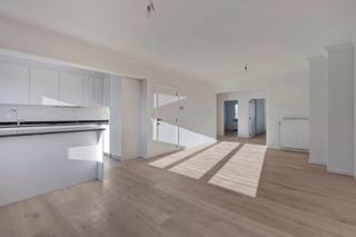 <p>immoDAVID stelt voor een volledig gerenoveerd en instapklaar tweeslaapkamerappartement op de tweede verdieping, met terras en een hoogwaardige, eigentijdse afwerking. De lichtrijke leefruimte en moderne keuken zorgen voor een aangename woonbeleving. De twee slaapkamers (14 m² en 11 m²) bieden voldoende ruimte en comfort. Er is ook een mooie badkamer met inloopdouche en een apart toilet. Dankzij de recente renovatie geniet je van duurzame materialen en een frisse uitstraling.</p>
<p>Het appartement ligt in een kleinschalig gebouw met lift en videofoon, wat resulteert in lage gemeenschappelijke kosten. De ligging is uitstekend: nabij het centrum van Asse, Brussel, scholen, winkels, openbaar vervoer en met vlotte verbindingen richting Aalst en Dendermonde.</p>
<p>Bij het appartement hoort een ruime garage van 28 m² met automatische poort.</p>
<p>Met een EPC-score A combineert dit appartement comfort, energiezuinigheid en een perfecte afwerking op een toplocatie. Instapklaar en zonder zorgen verhuizen.<br /><br />Huurprijs: 1150€ + 125€ voor de garage + 75€ voor de gemeenschappelijke kosten</p>