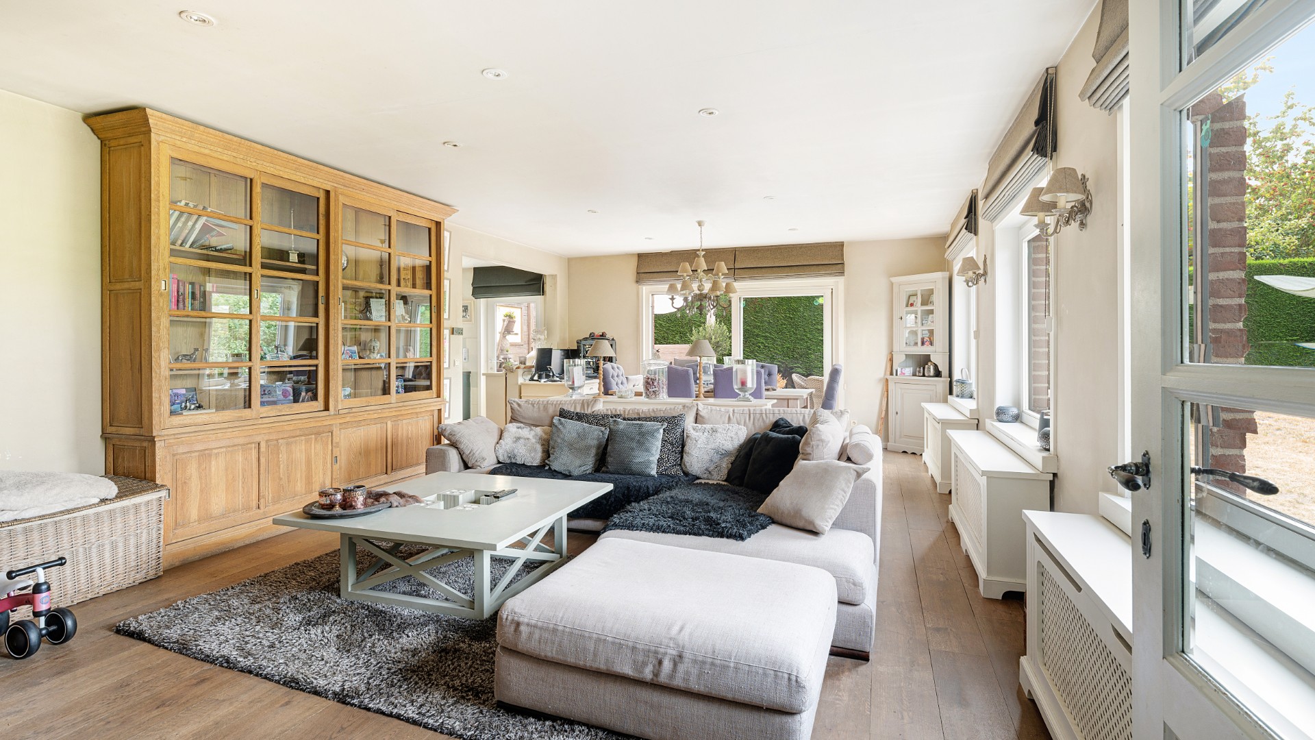 Une villa individuelle de belle facture, dotée de quatre chambres à coucher et de pièces aux volumes étonnamment généreux, située au calme dans une impasse, à distance de vélo du centre-ville de Knokke. - photo 3