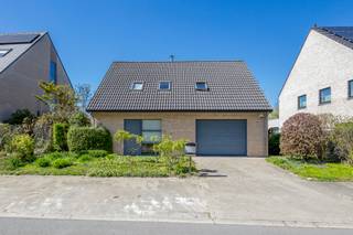 In a quiet, low-traffic street within walking distance of Dilbeek town centre, this well-maintained detached home from 2006 offers an...