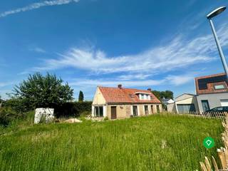 In de rustige en kindvriendelijke woonwijk ‘De Mokker’ te Koekelare stellen wij u dit veelzijdige renovatie- of nieuwbouwproject voor. De...