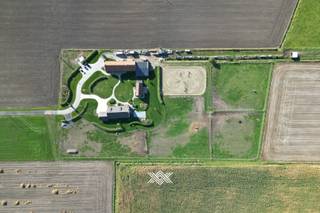 Deze vrijstaande villa onderscheidt zich op meerdere vlakken, met als eerste grote troef haar bijzonder rustige ligging te midden van het groen. Dankzij de open omgeving geniet men hier van een weids en rustgevend uitzicht, wat het gevoel van ruimte en privacy alleen maar versterkt. De aanwezigheid van talloze fiets- en wandelroutes in de directe omgeving maakt deze locatie uitermate geschikt voor wie graag in alle rust van de natuur wil genieten. Tegelijkertijd is er een vlotte aansluiting met de voornaamste invalswegen, wat zorgt voor een comfortabele bereikbaarheid richting omliggende gemeenten en steden.<br /><br />De woning heeft een bewoonbare oppervlakte van ongeveer 235 m² en staat op een ruim perceel van 11.431 m². Bij de bouw werd duidelijk gekozen voor duurzame en kwalitatieve materialen, met een zorgvuldige afstemming tussen de verschillende elementen. Dit komt onder meer tot uiting in de keuze van de vloerbekleding, het maatwerk in het schrijnwerk en de volledig uitgeruste keuken, die voorzien is van diverse inbouwtoestellen.<br /><br />De woning wordt gekenmerkt door een overvloed aan natuurlijk licht, te danken aan de vele raampartijen die in combinatie met de verhoogde plafondhoogtes zorgen voor een bijzonder ruimtelijk en open gevoel. Vanuit vrijwel elke ruimte is er zicht op het omliggende landschap, wat bijdraagt aan een aangename en harmonieuze leefomgeving.<br /><br />De villa beschikt over vijf volwaardige slaapkamers en twee badkamers, verdeeld over zowel het gelijkvloers als de verdieping. Deze indeling biedt ruime mogelijkheden qua gebruik en inrichting.<br /><br />Buiten vervolledigen meerdere extra’s het geheel, waaronder een ruime carport, een gunstige zuidwestelijke oriëntatie van het perceel, een fraai aangelegde tuin, een zwembad, en de aanwezigheid van zonnepanelen.<br /><br />Op het perceel bevinden zich daarnaast twee afzonderlijke bijgebouwen. Het eerste gebouw is volledig uitgerust met voorzieningen zoals verwarming, keukeninstallatie en sanitair, wat de ruimte flexibel inzetbaar maakt. Het tweede bijgebouw heeft een oppervlakte van circa 345 m² en wordt momenteel deels gebruikt als opbergruimte en deels als stalruimte.<br /><br />Centrale verwarming op aardgas (vloerverwarming + gashaard) / bijgebouw verwarmd door middel van een warmtepomp (lucht-lucht) / Epeil: E34 / EK conform / 30 zonnepanelen / asbestveilig / mogelijkheid tot huren aangrenzende weiden<br /><br />Benieuwd naar deze eigendom? Maak dan vrijblijvend uw afspraak via guillian@landbergh.be of 09 278 78 79.