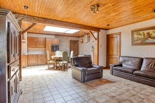 Spacieuse maison familiale à rafraîchir dans un endroit très calme à Wielsbeke.Cette maison jumelée sur un terrain de 658m² est située au centre de...
