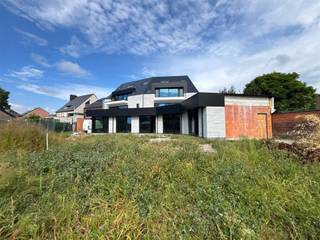 Wenst u dit handelsgelijkvloers te bezoeken, bel dan 02/ 460 80 46 voor het plannen van uw afspraak, of mail naar...