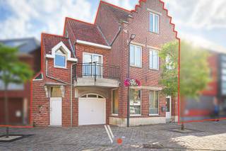 <strong>Ruim duplex-appartement (135 m²) met garage en 2 terrassen te huur in hartje Moorslede!</strong><br /><br />Zoekt u een zee van ruimte op een leuke locatie? Dit verrassend ruime duplex-appartement van maar liefst <strong>135 m²</strong> (volgens EPC) ligt letterlijk onder de kerktoren van Moorslede.<br />U woont hier op de Marktplaats, met winkels, horeca en ruim voldoende parkeergelegenheid vlak voor de deur.<br /><br /><strong>Waarom dit appartement uw nieuwe thuis wordt:</strong>
<ul>
	<li><span><strong>Geen gemeenschappelijke kosten:</strong> Dankzij het ontbreken van een lift bespaart u maandelijks op syndicus- en beheerskosten.</span></li>
	<li><span><strong>Twee terrassen:</strong> Geniet op elk moment van de dag van de buitenlucht.</span></li>
	<li><span><strong>Inclusief garage:</strong> Uw wagen staat altijd veilig en droog geparkeerd op het gelijkvloers.</span></li>
	<li><span><strong>Energiezuinig (Label C):</strong> Uitgerust met dakisolatie en een efficiënte condensatieketel voor centrale verwarming.</span><br /> </li>
</ul>
<strong>Indeling:</strong>

<ul>
	<li><span><strong>Gelijkvloers:</strong> Aparte inkomhal en een private, inpandige garage.</span></li>
	<li><span><strong>Eerste verdieping:</strong> Lichtrijke woonkamer met aansluitende eetkamer, volledig ingerichte keuken, praktische berging en <strong>2 aangename terrassen</strong>.</span></li>
	<li><span><strong>Tweede verdieping:</strong> Nachthal, <strong>2 slaapkamers</strong> en een ingerichte badkamer.</span></li>
</ul>
<strong>Interesse in een bezoek? Contacteer Brecht via brecht@vanthuynevastgoed.be</strong><br /><br /> 