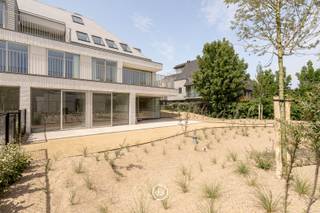 Dit hoogwaardig afgewerkte appartement maakt deel uit van het prestigieuze nieuwbouwproject AQUILO, gelegen in het stijlvolle en rustige Sint-Idesbald. Hier komen modern comfort en verfijnde architectuur samen op een unieke locatie aan de Belgische kust.<br /><br />Dankzij individuele zonnepanelen, een geavanceerd ventilatiesysteem (type D), doorgedreven isolatie en een warmtepomp, voldoet dit appartement aan de strengste normen op vlak van energiezuinigheid. De royale oppervlaktes versterken het gevoel van luxe en ruimte.<br /><br />Indeling (volgens plan):<br />Het appartement bevindt zich op het gelijkvloers en omvat:<br /><br />- Een inkomhal met gastentoilet en berging<br />- Een lichtrijke leefruimte met open keuken<br />- Twee slaapkamers, elk met een eigen badkamer<br /><br />Een ruim terras met aansluitende privatieve tuin<br /><br />Afmetingen:<br /><br />Appartement: 104,66 m²<br /><br />Terras: 41,08 m²<br /><br />Tuin: 279,12 m²<br /><br />Extra’s:<br />Aankoop van een ondergrondse parkeerplaats en kelderberging is verplicht, maar niet inbegrepen in de vermelde prijs.<br /><br />Dit is een unieke kans om te wonen in een exclusieve setting in het hart van Sint-Idesbald. Wenst u meer informatie of een bezoek aan het ingericht modelappartement?<br />Neem vrijblijvend contact met ons op via 050 66 00 00 of louna@found-baker.com