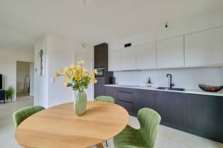<span><strong>Nieuwbouwappartement met 1 slaapkamer en ruim terras</strong></span><br /><br />Ontdek dit prachtige appartement in het Agnetenpark dat zich bevindt in een moderne en comfortabele woonomgeving waar kwaliteit, ruimte en licht centraal staan. Bovendien geniet je hier van energiezuinig wooncomfort dankzij onder andere de zonnepanelen en het BEN-label (Bijna Energie Neutraal). Het appartement is gelegen op de tweede verdieping en combineert een doordachte indeling met een aangenaam wooncomfort.<br /><br />Verder geniet je in de open leefruimte van veel natuurlijk licht en sluit naadloos aan op de keuken, wat zorgt voor een ruimtelijk en uitnodigend gevoel. Dankzij de kwalitatieve afwerking en de praktische indeling is dit appartement ideaal voor wie op zoek is naar een stijlvolle en functionele woonst.<br /><br />Via de leefruimte heb je toegang tot het gezellige terras van 7,5 m², een fijne plek om te ontspannen en te genieten van de buitenlucht. Daarnaast beschikt het appartement over een aparte berging die extra opbergruimte biedt en bijdraagt aan het dagelijks comfort. Tevens is er ook een ondergrondse parking aanwezig. <br /><br />Het appartement heeft volgende <span>kenmerken</span>:<br />- Tweede verdieping<br />- Bewoonbare oppervlakte: 73 m²<br />- 1 slaapkamer<br />- Terras van 7,5 m²<br />- Kwalitatieve afwerking<br />- Lichtrijke leefruimte<br />- Open keuken<br />- Apart gastentoilet<br />- Zonnepanelen aanwezig<br />- Inclusief standplaats + berging in afgesloten parkeerkelder<br />- BEN-label (Bijna Energie Neutraal)<br /><br />Huurprijs 900 + 85 euro gemeenschappelijke kosten<br /><br /><span>Voor </span><strong>meer informatie of een bezoek ter plaatse</strong><span>, klik je op onze website </span><strong>www.jansenrealestate.be</strong><span> bij het pand op de </span><strong>knop 'bezoek aanvragen'.</strong><br /><br /><span>Wij ontzorgen je ook voor de verkoop van je huidige woning! Voor meer uitleg helpen we je graag verder!</span>