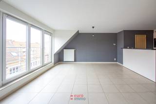 Ruim appartement met 3 slaapkamers op absolute topliggin.<br /><br />Dit appartement bevindt zich op de 3e en 4e verdieping van de residentie Porthouse. Gelegen in de Kaaistraat beschikt residentie Porthouse over een topligging. Zo bent u hier midden in de historische stadskern van Nieuwpoort vlak bij supermarkten, openbaar vervoer, restaurants,... Ideaal voor wie houdt van de stad. <br /><br />Gelukkig is er hier meer dan de ligging alleen. Het gaat namelijk over een zeer ruim en lichtrijk appartement waar aan alle praktische gemakken is gedacht. Een ruime inkomhal, lichtrijke living, berging met mogelijkheid om wasmachine te plaatsen, 3 degelijke slaapkamers,... U ziet: alles is hier aanwezig om er een comfortabele woonst van te maken.<br /><br />Ook voor de investeerder onder u is dit een uitzonderlijke kans. Het appartement wordt namelijk gehuurd door een nette en vlot betalende huurder, die geen plannen heeft om te verhuizen. Zo bent u als investeerder zeker van uw rendement vanaf dag 1! <br /><br />Plan nu uw bezoek en laat deze topkans niet voor uw neus wegkapen.<br /><br />EPC: 258.