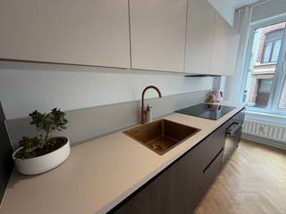 Stijlvol gerenoveerd 1-slaapkamerappartement met inpandige autostaanplaats in Oud-Berchem<br /><br />In de gegeerde wijk Oud-Berchem – Harmonie bevindt zich dit prachtig, volledig gerenoveerde appartement (2025) op de eerste verdieping, gelegen aan de Grétrystraat 19, 2018 Antwerpen. Een ideale woonplek voor wie op zoek is naar comfort, karakter en een centrale ligging. (Dichtbij stedelijke invalswegen en dicht bij de stad.)<br /><br />Bij het binnenkomen valt meteen het hoogwaardige visgraat parket op, dat het appartement een warme en elegante uitstraling geeft. De lichtrijke leefruimte sluit naadloos aan op de open, moderne keuken, die volledig is uitgerust en perfect integreert in het geheel. Het appartement beschikt over één ruime en lichtrijke slaapkamer. De badkamer is stijlvol afgewerkt en voorzien van een ligbad – ideaal om tot rust te komen na een drukke dag. <br />Daarnaast geniet u van extra bergruimte dankzij een private kelder. <br /><br />De energiezuinigheid (EPC B) draagt bij aan een comfortabel en toekomstgericht woongevoel.<br />Een absolute troef is de inpandige autostaanplaats die verplicht bij aan te kopen is voor €15.000.<br /><br />Troeven op een rij:<br />Volledig gerenoveerd in 2025<br />Gelegen in het populaire Oud-Berchem (Harmonie)<br />1 slaapkamer met ingemaakte kasten<br />Open keuken en lichtrijke leefruimte<br />Visgraat parket voor een luxueuze uitstraling<br />Badkamer met ligbad<br />Private kelder<br />EPC B<br />Inpandige autostaanplaats in het gebouw zelf<br /><br />Vraagprijs: €279.000 + verplicht aan te kopen inpandige autostaanplaats voor €15.000<br /><br />Interesse in dit instapklare appartement op toplocatie? Neem vandaag nog contact op voor een bezoek!<br />0474 24 91 28<br />Polderman@outlook.com