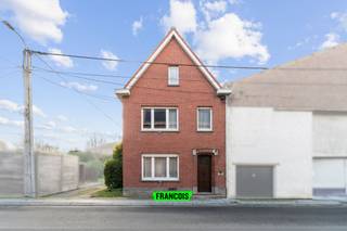 PRAKTISCHE EN RUIME WONING.Ontdek deze ruime en stevig gebouwde halfopen bebouwing in het rustige en gezellige Ooigem — een ideale thuis voor wie...