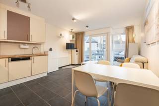 <p><strong>De Panne: Instapklaar 1-slaapkamerappartement op toplocatie, Residentie MIRELLA </strong><br /><br />Op zoek naar een zorgeloos pied-à-terre aan zee of een slimme investering aan de kust? Dit instapklare 1-slaapkamerappartement is gelegen in de goed onderhouden residentie <em>Mirella</em>, pal in het centrum van De Panne, op slechts enkele meters van zowel de winkelstraat als het strand.<br /> </p>
<p><strong>Indeling;</strong><br />Het appartement omvat een inkomhal, apart toilet, lichtrijke woonkamer met open ingerichte keuken en toegang tot een klein terras/balkon, één slaapkamer met aansluitende badkamer (douche) en een praktisch achterliggend terras.<br /> </p>
<p><strong>Troeven</strong></p>
<ul><li>
<p>Instapklaar appartement, onmiddellijk bewoonbaar</p>
</li><li>
<p>Topligging in het centrum, vlak bij winkels en strand</p>
</li><li>
<p>Ideaal als tweede verblijf of investering aan zee<br /> </p>
</li></ul>
<p>Meer informatie? Contacteer <strong>Frederick</strong> via <strong>058/22.41.70</strong>.</p>