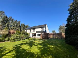 HALFOPEN BEBOUWING OP HOEKPERCEEL MET ZUIDWESTGERICHTE TUINDeze halfopen bebouwing, gelegen op een hoekperceel langs de Sint-Jobsesteenweg in...