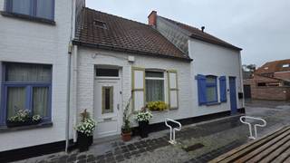 Deze arbeiderswoning is gelegen in het centrum van Koekelare, in een klein straatje tussen de Dorpsstraat en de Brouwerijstraat.<br /><br />Behoudens wat kleine opfrissingswerken is deze woning absoluut instapklaar.<br /><br />Ideale starterswoning of geschikt als opbrengsteigendom om te verhuren.