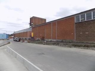 Loods van 5750m², uitermate geschikt als logistiek centrum bestaande uit een stapelruimte van 5750m² toegankelijk via diverse poorten, loskades, mooie vrije hoogte en burelen. Vlotte toegankelijkheid ten opzichte van de autosnelweg.<br /><br />Voor meer info: J. Clicque 0479/27 71 92