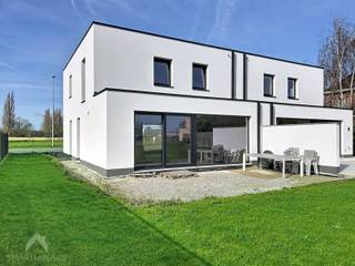 <p>Ontdek deze nieuwbouw woning op een perceel van 550 m², gelegen op een rustige maar tegelijk centrale locatie. Deze woning biedt alle ruimte en comfort die een gezin nodig heeft. Vooraan is er plaats voor 2 parkeerplaatsen, en een mogelijkheid tot carport naast de woning met toegang via zijdeur! Op het gelijkvloers vindt u een inkomhal met gastentoilet, ruime lichtrijke leefruimte met aansluitend de keuken, aanpalende praktische was/bergplaats. Op de eerste verdieping zijn er drie ruime slaapkamers en een kleinere kamer die kan dienen als bureau, doorloopdressing naar badkamer of kinderkamer. De woning wordt wind- en waterdicht verkocht, waardoor u zelf nog uw persoonlijke toets kan toevoegen aan de afwerking. Van zodra er een verkoopovereenkomst is wordt de woning meteen afgewerkt. Om een idee te geven van de mogelijkheden en afwerkingsgraad kan u de naastgelegen modelwoning bezoeken! Kortom: een ruime en moderne gezinswoning met tal van mogelijkheden met mooie grote tuin die al genivelleerd en gezaaid is!</p>
<p>Grond wordt verkocht onder registratie en de constructie onder 21% BTW.</p>
<p>Extra troeven:</p>
<ul>
<li>BEN woning</li>
<li>Zuidoost gerichte tuin</li>
<li>Regenwaterput van 10.000L</li>
<li>Vlotte verbinding naar scholen, winkels en openbaar vervoer</li>
<li>Zeer goed geïsoleerde woning mede door het Isospan bouwsysteem</li>
<li>Af te werken naar eigen wensen (zelfstandig of door de bouwheer)</li>
</ul>
<p>Deze woning is te koop ZONDER makelaar via Smart Houses! Info of bezoek? Contacteer rechtstreeks de eigenaar via 0479/70.32.40</p>