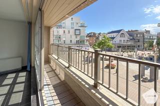 In de stijlvolle en<strong> recente residentie Trimaran</strong> bevindt zich deze prachtige, instapklare studio op een toplocatie in het hart van de badstad. Geniet dagelijks van een zonnig en open uitzicht op het charmante <strong>Sloepenplein</strong>, terwijl de <strong>zeedijk, het strand en de gezellige winkelstraten zich op slechts enkele stappen</strong> bevinden.<br /><br />Deze <strong>moderne studio</strong> maakt deel uit van een jong gebouw en onderscheidt zich door haar hoogwaardige afwerking, ruime indeling en uitstekende lichtinval. De brede leefruimte sluit naadloos aan op de open, volledig uitgeruste keuken, wat zorgt voor een aangenaam gevoel van ruimte en comfort.<br /><br />Via het terras geniet u van een mooi zicht op het plein en de levendige omgeving, zonder in te boeten aan rust en privacy.<br /><br /><strong>Troeven van deze eigendom:</strong>
<ul>
	<li>Recente studio in de residentie Trimaran</li>
	<li><strong>Uitstekende centrale ligging nabij zee, strand en winkels</strong></li>
	<li>Open en zonnig zicht op het Sloepenplein</li>
	<li><strong>Terras met aangenaam pleinzicht</strong></li>
	<li>Luxueuze en kwalitatieve afwerking</li>
	<li><strong>Garage en kelderberging inbegrepen in de prijs</strong></li>
	<li>Ruime open keuken</li>
	<li><strong>Brede en lichtrijke leefruimte</strong></li>
	<li>Ideaal als tweede verblijf, investering of eigen woonst</li>
</ul>
Een unieke kans voor wie op zoek is naar een stijlvolle studio op een toplocatie aan de kust.<br /><br /><strong>Contacteer ons vandaag nog voor een bezoek!</strong>