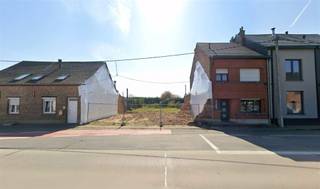 Bouwgrond met omgevingsvergunning voor twee eengezinswoningen.Op zoek naar een investeringsproject of woonopportuniteit? Deze bouwgrond met goedgekeurde omgevingsvergunning biedt de mogelijkheid tot het oprichten van twee gesloten eengezinswoningen, elk met een inpandige garage en een private tuin. De voorziene woningen hebben een voorgevelbreedte van 6,20 meter. De maximale bouwdiepte bedraagt 12,50 meter op het gelijkvloers en 10 meter op de eerste verdieping. De totale perceeloppervlakte is verdeeld in twee delen van 174,70 m² en 185,20 m². Elke tuin is voorzien van een terras van 19 m², met een diepte van respectievelijk 11,33 meter en 17,06 meter. De goedgekeurde bouwvolumes voorzien een kroonlijsthoogte van 6,90 meter en een nokhoogte van 11,70 meter per woning. De omgevingsvergunning is beschikbaar op aanvraag of kan gedownload worden. Interesse of wenst u een bod uit te brengen? Contacteer Structura via 02/460.80.46 of info@structura.be.