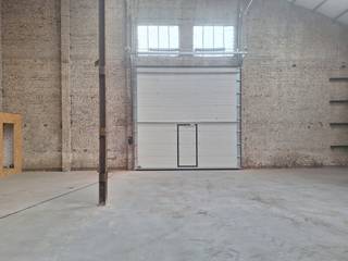 Cet entrepôt d'environ 620 m² est facilement accessible grâce à un espace extérieur pavé d'environ 160 m² en façade. Spécifications :- portail sectionnel automatique- force motrice (3x400V)- sol en polybéton (23 cm d'épaisseur)- toit rénové (isolé)- 2 toilettes- raccordement à l'eau- Éclairage LEDL'entrepôt est situé dans une zone destinée aux petites et moyennes entreprises et aux entrepôts, compatible avec le cadre de vie. Vous recherchez un bien immobilier commercial composé d'un entrepôt à louer à Lendelede ? N'hésitez pas à nous contacter au 051 21 22 23.