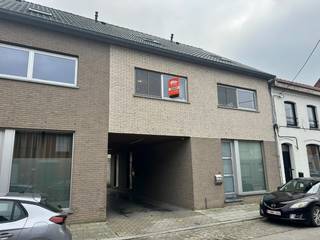 Dit appartement is als volgt ingedeeld: inkomhal, apart toilet, ruime leefruimte met open en volledig geïnstalleerde keuken en een terras.Via een...