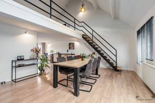 <h2><span>Ruim duplexappartement met 2 slaapkamers, mezzanine, terras, garagebox en autostaanplaats</span></h2><p><span>Op een centrale ligging in </span><span>Sint-Antonius-Zoersel</span><span> bevindt zich dit verrassend ruime duplexappartement met een bewoonbare oppervlakte van circa </span><span>140 m²</span><span>. De combinatie van royale leefruimtes, twee slaapkamers, een bijkomende mezzanine/dakverdieping en uitstekende parkeermogelijkheden maakt dit een bijzonder interessant appartement.</span></p><p><span>Het appartement beschikt over een aangename en lichtrijke leefruimte met </span><span>zit- en eethoek</span><span>, aansluitend op de keuken. Verder vinden we op deze verdieping twee volwaardige slaapkamers, een badkamer, afzonderlijk toilet en praktische berging. Het </span><span>terras</span><span> zorgt voor een fijne buitenruimte.</span></p><p><span>Een absolute meerwaarde is de hoger gelegen </span><span>mezzanine/dakverdieping</span><span>. Deze extra ruimte biedt tal van mogelijkheden en kan bijvoorbeeld worden ingericht als bureau, hobbyruimte, extra zithoek of polyvalente ruimte.</span></p><p><span>Ook op praktisch vlak heeft het appartement heel wat te bieden. Achteraan beschikt het eigendom over een </span><span>private garagebox én een bijkomende autostaanplaats</span><span>, waardoor parkeren op eigen terrein geen probleem vormt.</span></p><p><span>Met een </span><span>EPC-label B (147 kWh/m²)</span><span> scoort het appartement bovendien goed op energetisch vlak.</span></p><p><span>Dankzij de ligging in het centrum van Sint-Antonius bevinden winkels, horeca, openbaar vervoer en andere dagelijkse voorzieningen zich in de onmiddellijke omgeving, terwijl ook de omliggende gemeenten vlot bereikbaar zijn.</span></p><p><span>Troeven:</span><span> </span></p><p><span>- ca. 140 m² bewoonbare oppervlakte </span></p><p><span>- 2 slaapkamers </span></p><p><span>- ruime leefruimte polyvalente mezzanine/dakverdieping </span></p><p><span>- terras </span></p><p><span>- EPC B </span></p><p><span>- private garagebox en extra autostaanplaats </span></p><p><span>- centrale ligging in Sint-Antonius-Zoersel.</span></p><p><span>Een ruim duplexappartement met veel mogelijkheden én het comfort van twee private parkeerplaatsen.</span></p>
