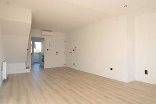 <p><span>In Riemst mogen wij dit prachtig opgeknapt appartement aanbieden op de eerste verdieping.</span></p><p><span> </span></p><p><span>Bij het binnenkomen komen we terecht in de inkomhal. Deze geeft ons toegang tot de leefruimte, de berging en het apart toilet. De leefruimte beschikt over een ruime woonkamer met veel lichtinval en een volledig geïnstalleerde keuken. Aangrenzend aan de keuken vindt u het terras terug. Het terras bevindt zich aan de achterkant van het gebouw waardoor u kan genieten van alle rust. De eerste verdieping kan u bereiken via de trap in de woonkamer. Hier bevinden zich 2 ruime slaapkamers en de badkamer, die voorzien is van een inloopdouche. Verder kan u de auto parkeren aan de voorzijde van het gebouw.</span></p><p><span> </span></p><p><span>Algemeen: </span></p><p><span>- huurprijs: </span><span>€</span><span>900; </span></p><p><span>- elektrische verwarmd; </span></p><p><span>- huisdieren niet toegelaten</span></p><p><span>- EPC 268 kWh/m²;</span></p><p><span>- </span><span>B</span><span>eschikbaar.: vanaf 05/08/26</span></p><p><span> </span></p><p><span>Wenst u het appartement te bezoeken? Vraag uw bezoek aan via onze website.</span></p>