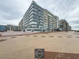 Zeer INTERESSANT gelegen horecazaak op TOPligging (AAA-ligging) langs de Zeedijk te Knokke!<br /><br /><strong>INDELING:</strong><br /><u><em><strong>Gelijkvloers:</strong></em></u><br />Volledig ingerichte  gezellige horecaruimte (met tafels en stoelen, ingerichte bar, inclusief frigo's en tapinstallatie) - ruime keuken (o.a. met koelcel en diepvries) - afzonderlijke zij-ingang voor leveranciers - RUIM overdekt TERRAS - TERRAS op de ZEEDIJK!<br /><br /><u><em><strong>Kelderverdieping:</strong></em></u><br />Afzonderlijke dames- en herentoiletten - wijnkelder - koelcel - voorraadruimte - wasplaats - technische ruimte.<br /><br /><u><strong>Opmerkingen:</strong></u><br />- HOEKligging (Grote visibiliteit)!<br />- Vrij van brouwer.<br />- Onmiddellijk beschikbaar.<br />- Mogelijkheid om het overdekt terras nog uit te breiden.<br />- Geen overnameprijs.<br /><br />Aarzel zeker niet om ons te contacteren voor verdere info en/of een bezoek ter plaatse: 0491/740.336 - info@centro.be.
