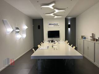 Deze uitstekend gelegen magazijnruimte van 211 m², gecombineerd met 250 m² kantoorruimte te huur, biedt een uitstekende zichtbaarheid vanaf de...