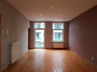 In het centrum van Diksmuide, op wandelafstand van de Grote Markt, openbaar vervoer en diverse winkels, bevindt zich dit lichtrijk appartement. <br /><br />Bij het binnenkomen van het appartement treffen we de ruime leefruimte met open keuken. De keuken bestaat uit een fornuis, dampkap, spoelbak, koelkast met vriesvak en héél wat opbergkasten. Vanuit de keuken is er de toegang tot het terras.<br /><br />Het appartement biedt ook nog een zeer ruime slaapkamer, een extra kamer die kan gebruikt worden als slaapkamer of dressingruimte. De badkamer biedt een ligbad, een wastafel, een toilet en voldoende opbergruimte. <br /><br />Het appartement wordt verwarmd op aardgas én is voorzien van dubbele beglazing.<br /><br />Beschikbaar vanaf: overeen te komen.<br /><br />