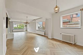 <p><span>Volledig gerenoveerde woning op ideale ligging</span></p><p><span> </span></p><p><span>Belangrijkste troeven:</span></p><p><span>- Volledig en grondig gerenoveerd</span></p><p><span>- Vernieuwd: ramen, sanitair, elektriciteit, verwarming, badkamer, keuken, vloeren, enz...</span></p><p><span>- Energiezuinig: zonnepanelen, warmtepompboiler, airco's</span></p><p><span>- Volledig nieuwe achterbouw met prachtige keuken en berging met knappe doucheruimte</span></p><p><span>- Ruime woning met 3 volwaardige slaapkamers</span></p><p><span>- Extra kamers mogelijk op zolder dankzij vaste trap</span></p><p><span>- Mooi perceel van 804m2 met westelijke oriëntatie</span></p><p><span>- Overdekt terras en vloerplaat reeds aanwezig voor vergunde garage</span></p><p><span> </span></p><p><span>Bekijk zeker ook onze grondplannen met de afmetingen. Zo krijgt u van thuis uit al een perfect beeld van wat deze woning te bieden heeft!</span></p><p><span>Wenst u meer info of een vrijblijvende bezichtiging, Contacteer dan ons kantoor op het nummer 014 39 99 99 en wij helpen u graag verder.</span></p>