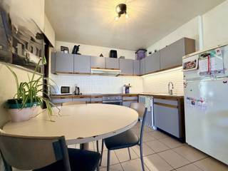 <p><strong>Instapklare woning met ruime garage en 2 slaapkamers + grote zolder</strong></p>
<p>Deze instapklare bel-etagewoning biedt een praktische indeling, veel bergruimte.</p>
<p><strong>Gelijkvloers:</strong> inkomhal, ruime garage (3,15 x 7,72 m), wasplaats en een handige berging.</p>
<p><strong>Eerste verdieping:</strong> lichtrijke leefruimte met open keuken en directe toegang tot het terras. De woonkamer en keuken vormen samen een aangename leefruimte.</p>
<p><strong>Eerste verdieping: </strong>nachthal, badkamer en twee grote slaapkamers van respectievelijk.</p>
<p><strong>Zolder:</strong> volledig geïsoleerde open ruimte van ca. 60 m², ideaal als hobbyruimte, bureau of mits afwerking extra slaapkamers.</p>
<ul>
<li>
<p>Conforme elektrische installatie</p>
</li>
<li>
<p>8 zonnepanelen</p>
</li>
<li>
<p>KI: €629</p>
</li>
<li>
<p>Volledig geïsoleerde zolder met tal van mogelijkheden</p>
</li>
</ul>