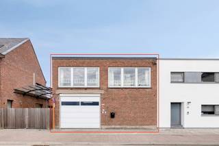 Op te frissen woonhuis met op de begane grond groot magazijn / opslagplaats of atelier (316 m²). Op de eerste verdieping bevindt zich...