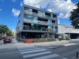 <strong>Huurprijs: € 2.450/maand</strong><br /><strong>Beschikbaar: in onderling overleg</strong><br />
<p>Deze prachtige commerciële ruimte biedt een breed scala aan mogelijkheden. <span>Dankzij de overvloedige raampartijen geniet dit eigendom van veel natuurlijk daglicht. </span>De ruimte is momenteel ingericht als kantoorruimte, met een grote open ruimte, een kitchenette, een toilet en een archief/opslagruimte. Bovendien zijn er twee ingangen, waardoor de commerciële ruimte gemakkelijk toegankelijk is, zelfs voor rolstoelgebruikers.</p>
<p>De locatie van dit eigendom is absoluut voortreffelijk: het bevindt zich op loopafstand van het station van Turnhout en slechts enkele minuten lopen van de Grote Markt van Turnhout. Voor automobilisten is er ook parkeergelegenheid beschikbaar in de ondergrondse parkeergarage, met in totaal 4 parkeerplaatsen. Dit is echt een unieke kans voor iedereen die op zoek is naar een veelzijdige commerciële ruimte op een uitstekende locatie.</p>
<span>Bijzonderheden: </span><br /><span>- Gunstig EPC label!</span><br /><span>- Oppervlakte: 125m²</span><br /><span>- 4 ondergrondse autostaanplaatsen optioneel bij te huren aan € 60/parkeerplaats per maand</span><br /><span>- Rolstoeltoegankelijk </span><br /><span>- Unieke locatie</span>