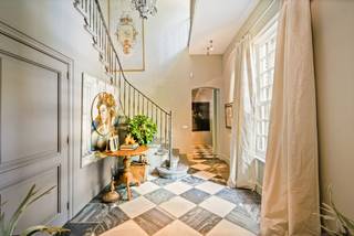 In een van de meest geliefde residentiële wijken van Kapellenbos, nabij het centrum van Heide, bevindt zich deze karaktervolle villa waar luxe, comfort en rust naadloos samenkomen.<br /><br />Bij het betreden van de woning wordt u verwelkomd in een stijlvolle inkomhal met gastentoilet. De royale leefruimte straalt warmte en elegantie uit dankzij de combinatie van parketvloeren, authentieke natuursteen en een sfeervolle open haard. Aansluitend bevindt zich een gezellige bijkeuken met talrijke ingemaakte kasten en een volledig uitgeruste leefkeuken met ontbijthoek, voorzien van diverse kwalitatieve toestellen en gaskookplaat.<br /><br />De indrukwekkende orangerie vormt een prachtige overgang tussen binnen en buiten en biedt directe toegang tot het overdekte terras en de fraai aangelegde tuin. Verder beschikt het gelijkvloers over een multifunctionele ruimte die eenvoudig kan worden ingericht als dubbele garage en tevens toegang biedt tot een ruim atelier of bergplaats.<br /><br />Via twee afzonderlijke trappen bereikt u de eerste verdieping. Hier vindt u een bureauruimte, twee comfortabele slaapkamers, een aparte badkamer met douche, toilet en dubbele lavabo, een praktische strijkkamer en een uitzonderlijke master suite. Deze luxueuze hoofdslaapkamer beschikt over een ruime dressing, een gezellige zithoek met open haard en een open wellnessbadkamer met ligbad, dubbele lavabo en toilet. Vanuit de master heeft u bovendien toegang tot een aangenaam terras.<br /><br />De tweede verdieping biedt een royale polyvalente ruimte met slaapgelegenheid, douche en toilet, ideaal als gastenverblijf, hobbyruimte of tienerafdeling. Tevens bevindt zich hier een technische berging.<br /><br />Ook het souterrain is bijzonder indrukwekkend. De ruime kelderverdieping omvat onder meer een wijnkelder, een sfeervolle bar, een ontspanningsruimte met plaats voor een pooltafel, een fitnessgedeelte, een traditionele sauna, douche en directe toegang tot het verwarmde buitenzwembad.<br /><br />Buiten geniet u van een prachtig aangelegde en volledig omheinde tuin met diverse zonneterrassen, waarvan een gedeelte overdekt is. Het verwarmde zwembad wordt beschermd door een afsluitbare koepel en vormt samen met de sfeervolle vijverpartij en de uitgewerkte tuinverlichting een ware oase van rust. Achteraan bevindt zich bovendien een extra houten garage of berging.<br /><br />De villa is uitgerust met een alarminstallatie, een hoogwaardige Bang & Olufsen-geluidsinstallatie en een automatische toegangspoort die optimale privacy en veiligheid garandeert.<br /><br />Een uitzonderlijke eigendom voor wie op zoek is naar ruimte, luxe en een toplocatie in het groene Kapellenbos.<br /><br />EPC: 142 kWh/m² jaar (Label B) – UC: 2637418<br />P-score: A | G-score: A