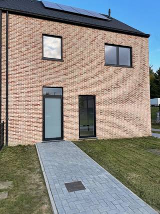Moderne nieuwbouwwoning met 4 slaapkamers en tuin in hartje Sint-Joris-Weert (EPB in opmaak)Ontdek deze energiezuinige nieuwbouwwoning (bouwjaar...