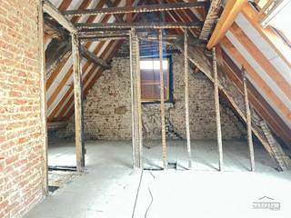 <h3><span>Te Koop: Casco Hoekpand met Potentieel 2 Eenheden in het Historisch Centrum van Antwerpen</span></h3><p><span>Bent u op zoek naar een veelzijdig pand met karakter en ontwikkelingspotentieel? Dit </span><span>te renoveren casco gebouw</span><span> (hoekpand) in het bruisende hart van Antwerpen biedt tal van mogelijkheden voor wie wil investeren, creëren of combineren wonen en werken.</span></p><h3><span>Gebouwindeling:</span></h3><p><span>Het gebouw bestaat uit </span><span>twee afzonderlijke eenheden</span><span>, verspreid over </span><span>drie verdiepingen</span><span> én een ruime kelderverdieping met stahoogte.</span></p><ul><li><span>Eenheid 1:</span><ul><li><span>Gelijkvloers: ca. 50,4 m²</span></li><li><span>Eerste verdieping: ca. 41 m²</span></li><li><span>Kelderruimte: ca. 30 m² (bruikbaar en ruim)</span></li></ul></li><li><span>Eenheid 2:</span><ul><li><span>Zolderverdieping: ca. 41 m² met hoge plafonds en veel lichtinval</span></li></ul></li></ul><p><span>Extra troef:</span><span><br />Mogelijkheid tot het </span><span>creëren van twee terrassen</span><span> (onder voorbehoud van stedenbouwkundige vergunning).</span></p><h3><span>Belangrijkste kenmerken:</span></h3><ul><li><span>Casco staat</span><span> volledig naar eigen smaak en functie te renoveren</span></li><li><span>Geen nutsvoorzieningen aanwezig</span></li><li><span>Laatst gebruikt als opslagruimte</span></li><li><span>Basisakte opgemaakt in 2020</span></li><li><span>Geen herbestemming of vergunningen tot op heden aangevraagd</span></li></ul><h3><span>Ideaal voor diverse bestemmingen (mits vergunning):</span></h3><ul><li><span>Co-housing of kangoeroewoning</span></li><li><span>Twee afzonderlijke wooneenheden</span></li><li><span>Woonst met atelier of detailhandel</span></li><li><span>Kleine opbrengsteigendom of woon-werkcombinatie</span></li></ul><h3><span>Uitstekende ligging in Antwerpen:</span></h3><ul><li><span>Gelegen op een hoek in het historisch centrum</span><span> van Antwerpen</span></li><li><span>Slechts 250 meter van openbaar vervoer</span></li><li><span>Wandelafstand tot Antwerpen-Centraal</span></li><li><span>Nabij </span><span>universiteiten, hogescholen</span><span>, winkels, horeca en cultuur</span></li><li><span>Uiterst vlot bereikbaar en zeer geliefd bij studenten, young professionals en creatieve ondernemers</span></li></ul><h3><span>Een zeldzame kans op topligging</span></h3><p><span>Dit casco hoekpand is een unieke opportuniteit voor wie op zoek is naar een pand met </span><span>karakter, locatie én mogelijkheden</span><span>. Perfect voor wie zelf wil ontwikkelen, verbouwen of een slimme investering zoekt in één van de meest gewilde buurten van Antwerpen.</span></p>