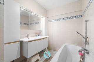 <p>Dit energiezuinig en lichtrijk appartement in een kleinschalige residentie, geniet van een uitstekende ligging in de Brugsesteenweg te Mariakerke (Gent), in de onmiddellijke nabijheid van winkels, scholen, openbaar vervoer en met een vlotte verbinding naar belangrijke invalswegen.</p><p> </p><p>Dit appartement op de tweede verdieping is bereikbaar zowel via de traphal als met de lift en omvat een inkomhal, een lichtrijke leefruimte, keuken, twee volwaardige slaapkamers, een badkamer uitgerust met ligbad en dubbele wastafel, een praktische bureaukamer en een berging.</p><p> </p><p>Het appartement heeft een bewoonbare oppervlakte van ca. 95 m² met als EPC label A.</p><p>Verder is het appartement goed onderhouden en momenteel verhuurd.</p><p> </p><p>Interesse om dit appartement te bezichtigen?<br />Plan nu uw afspraak in op het nummer 0499/84.71.00 of via chabelli@vastgoeddevos.be.</p>