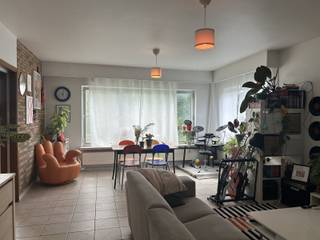 Appartement avec balcon situé près du centre de Malines et équipé d'un garage.L'appartement est situé au 1er étage d'un petit complexe de 2 appartements.Grâce au garage situé à proximité, vous disposez toujours d'un espace de stationnement ainsi que d'un espace de stockage supplémentaire. Les trois pièces peuvent être aménagées de manière flexible en fonction de vos besoins.