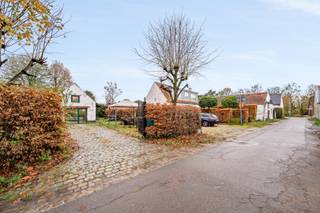 Achter de toegangspoort van deze eigendom ontdek je een woning met sterke basis en vooral veel mogelijkheden. Dankzij het perceel van 513 m² en...