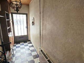 <p>Découvrez cette maison familiale pratique de 4 chambres à coucher avec jardin orienté au sud.</p><p>Derrière une façade discrète se cache une maison familiale accueillante avec beaucoup de potentiel. Une fois les aménagements de la rue réalisés, vous disposerez d'une rue piétonne à sens unique.</p><p>Au rez-de-chaussée, vous trouverez un hall d'entrée, un salon et une cuisine avec coin repas donnant sur le jardin. En outre, il y a une salle de bains avec douche à l'italienne et double lavabo, des toilettes séparées, une cave et un débarras avec un escalier pliant vers le grenier qui pourrait être converti en une chambre supplémentaire ou une pièce de loisir. Par un escalier fixe, vous accédez au 2ème étage avec une 3ème chambre (25m²).<br />Cette propriété est située près du centre ville et donc à distance de marche/cyclisme des magasins, écoles et transports publics.</p><p>Info light : Vg, Wg, Gvkr, Gvv, P-score : D, G-score : D<br />Il ne s'agit pas d'une offre, toutes les informations sont sujettes à des erreurs matérielles et/ou des changements. Les zones énumérées sont purement indicatives<br /> </p>