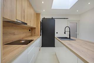 <p>Deze volledig gerenoveerde woning bevindt zich in het centrum van Hamme. Dankzij de centrale ligging zijn winkels, scholen, parken en verschillende groenzones vlot bereikbaar.<span></span></p>
<p>De woning werd van A tot Z gerenoveerd en afgewerkt in een moderne, hedendaagse stijl. Via de inkomhal betreedt u de woning, waarna u terechtkomt in de leefruimte met open keuken. Dankzij de lichtkoepel in de keuken geniet de leefruimte van een aangename natuurlijke lichtinval. De keuken is volledig geïnstalleerd en voorzien van een vaatwasser, inductiekookplaat, ingebouwde koelkast met vriezer, oven en microgolfoven. Op het gelijkvloers bevindt zich tevens de badkamer, uitgerust met een douche, lavabo en toilet.</p>
<p>Op de eerste verdieping bevinden zich twee slaapkamers. De grootste slaapkamer beschikt over een totale oppervlakte van ca. 26 m², inclusief de mezzanine, die extra mogelijkheden biedt. De tweede slaapkamer heeft een oppervlakte van ca. 10 m². Tevens is er op deze verdieping nog een aparte doucheruimte voorzien.</p>
<p>Aan de achterzijde beschikt de woning over een praktisch binnenkoertje, ideaal voor het stallen van fietsen of als extra bergruimte.</p>
<p>De gevel wordt eind september gerenoveerd en afgewerkt met crepi.</p>
<p>De combinatie van de volledige renovatie, moderne afwerking, ruime slaapkamers en centrale ligging maakt deze woning bijzonder geschikt als starterswoning.</p>