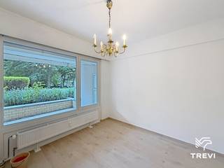 <strong>WATERMAAL-BOSVOORDE – Ideaal gelegen in een rustige en groene omgeving, in de directe nabijheid van winkels, openbaar vervoer en parken, schitterend 1-slaapkamerappartement van ±65m² bewoonbare oppervlakte gelegen op het gelijkvloers. Het appartement bestaat uit een inkomhal met inbouwkasten, een lichte en ruime woonkamer van ±29,5m² die toegang biedt tot een ruim terras van ±34m², een aparte volledig uitgeruste keuken (oven, kookplaat, dampkap, koelkast/vriezer, vaatwasser) die eveneens uitgeeft op het terras, een nachthal met apart toilet, een mooie slaapkamer van ±10,5m² en een douchekamer (douche, wastafel, aansluiting voor wasmachine). Kelder inbegrepen. Provisie voor lasten van € 200/maand (koud water, warm water, verwarming, gemeenschappelijke delen). Garagebox optioneel voor € 150/maand. EPC D-! Onmiddellijk beschikbaar. Afmetingen worden ter indicatie gegeven.</strong><br /><br />
<p><u>Op het gelijkvloers:</u></p>
<ul>
<li>Inkomhal met inbouwkasten</li>
<li>Woonkamer van ±29,5m² (6,3 x 4,71) met toegang tot het terras van ±34m²</li>
<li>Aparte volledig uitgeruste keuken (oven, kookplaat, dampkap, koelkast/vriezer, vaatwasser) met toegang tot het terras</li>
<li>Nachthal met apart toilet</li>
<li>Slaapkamer van ±10,5m² (3,4 x 3,12)</li>
<li>Douchekamer (douche, wastafel, aansluiting wasmachine)</li>
<li>Kelder nr. 52</li>
<li>Optionele garagebox nr. 8 voor € 150/maand</li>
</ul>