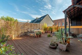 U kan de volledige beschrijving, alle foto's, het EPC en de grondplannen terugvinden op onze website: www.reds.be <br /><br />Met gepaste trots stellen we u dit zeer ruim duplexappartement met 3 slaapkamers en een fantastisch terras op toplocatie in centrum Kontich voor. In de nabijheid van alle dagdagelijkse voorzieningen, de E19 op 3 minuten rijden en het gemeentepark op wandelafstand bevinden we ons op een zeer strategische locatie. Alsook de kleuterschool, de lagere school en de middelbare school van Sint-Jozef Kontich zijn allen te voet bereikbaar. Locatie is absoluut een grote troef! <br /><br />Het privatieve gedeelte begint al op het gelijkvloers waar perfect fietsen ec. in de hal geplaatst kunnen worden. Op de eerste verdieping vinden we de leefruimte met open keuken van maar liefst 56 m2 terug. De werkende houthaard en de stenen voorbouw zorgen voor de rustieke elementen waardoor gezelligheid centraal staat. De volledig uitgeruste keuken met keukeneiland geeft uit op het ruime houten terras (40m2). De houten beschutting creëert een extra gevoel van privacy waardoor de definitie van aangenaam vertoeven hier volledig tot zijn recht komt. <br /><br />Vooraan het appartement, naast de leefruimte, is er nog een extra bureauruimte aanwezig. Hier kan u genieten van het zicht op het herenhuis Hofke Janssens dat geklasseerd staat als beschermd monument. Alsook de tuin van het herenhuis is geklasseerd als beschermd stads-en dorpsgezicht. Verder vinden we op deze verdieping de eerste slaapkamer (14,4m2), het eerste toilet en een vestiaire ruimte terug. <br /><br />Op de tweede verdieping bevinden er zich twee zeer ruime slaapkamers van 28 en 29 m2. Beide zijn dus ruim genoeg en voorzien van een eigen dressing. De badkamer geniet van zowel een inloopdouche als een ligbad. Daarnaast beschikt deze verdieping ook over een extra toilet en een wasruimte. <br /><br />De wagen kan geparkeerd worden op het openbaar domein recht tegenover het appartement. <br /><br />Bent u benieuwd en wilt u dit appartement graag samen met ons komen ontdekken? Voor meer info over dit appartement of een bezoek ter plaatse kunt u contact opnemen met Jakob via jakob@reds.be of op 0483 488 249