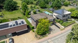 Deze moderne woning met hoge plafonds is geschikt voor een groot gezin al dan niet in combinatie met een zelfstandige activiteit.De oorspronkelijke...