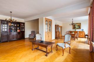 Ruim en lichtrijk appartement met vier volwaardige slaapkamers, twee badkamers en twee terrassen, gelegen op een centrale en vlot bereikbare...